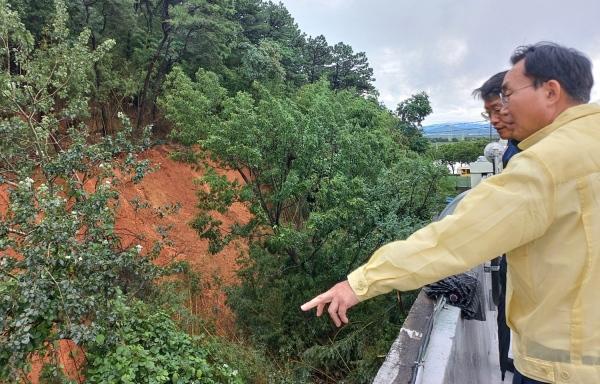 NSP통신-윤병태 나주시장이 24일 영산중 건물 뒤편 경사지 붕괴 현장을 점검하고 있다. (사진 = 나주시)