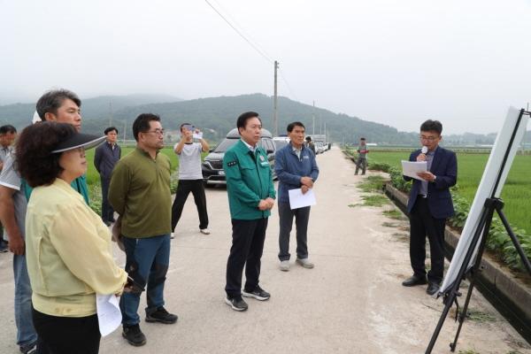 NSP통신-안동시농업기술센터가 관내 벼 재배 농가를 대상으로 병해충에 대한 드론 공동방제사업을 실시하면서 큰 호응을 얻고 있다. (사진 = 안동시)