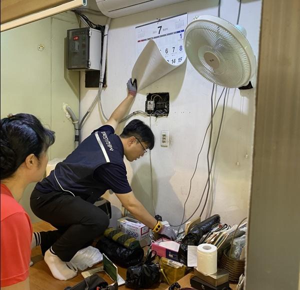 NSP통신-지난 7월 6일, 대전 송강전통시장에서 한국전기안전공사 관계자가 시장 내 전기시설물 안전 점검을 실시하고 있다.