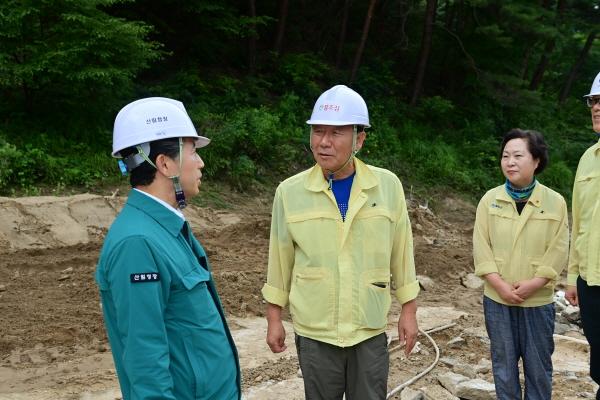 NSP통신-남성현 산림청장이 산사태 피해 현장을 확인하기 위해 25일 오후 봉화군을 방문했다. (사진 = 봉화군)