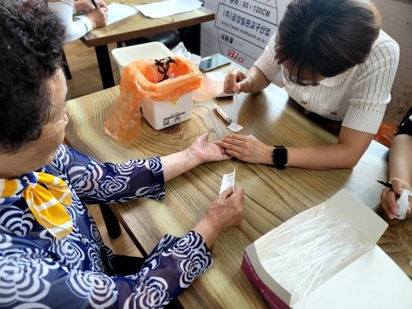 NSP통신-강진군보건소가 목리복지회관을 찾아 C형간염 전수검진을 하고 있다. (사진 = 강진군)