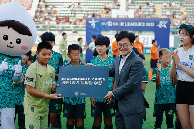 NSP통신-김병수 김포시장이 2023 GROUND.N K리그 챔피언십에서 득점왕으로 뽑힌 곽승우 선수와 기념촬영을 하고 있는 모습. (사진 = 김포시)