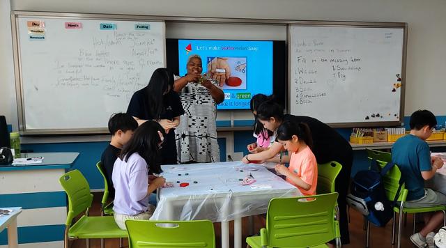 NSP통신-김포 개곡초 학생들과 김포외고 학생들이 영어 캠프에 함께 참여한 모습. (사진 = 김포교육지원청)