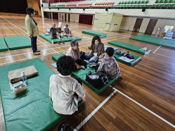 NSP통신-봉화군은 집중호우와 산사태로 트라우마를 겪고 있는 지역주민들을 위해 지난 4일부터 수해지역 주민을 대상으로 재난심리회복을 위한 지원에 나서고 있다. (사진 = 봉화군)