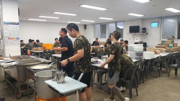 NSP통신-안동시 자원봉센터직원과 자원봉사자 20여 명은 지난 26일 행복한 사랑방 밥차를 통해 군 부대원을 대상으로 저녁 식사를 제공하는 봉사를 실시했다. (사진 = 안동시)