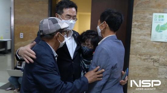 NSP통신-여순사건특별법 제정안 행안위 통과를 유족들과 함께 기뻐하고 있는 소병철 의원 (사진 = 소병철 국회의원실)