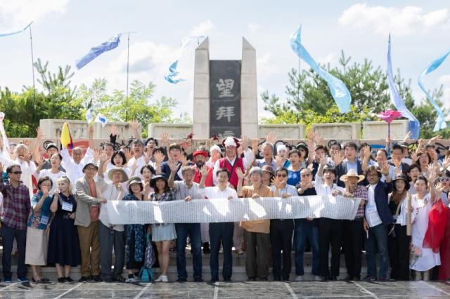 NSP통신-27일 파주 임진각 일원에서 열린 2023 세계예술인 한반도 평화선언에서 김동연 경기도지사 및 국내외 예술인 200여 명 등이 평화선언 단체퍼포먼스 및 기념촬영을 하고 있다 (사진 = 김동연 도지사 페이스북)