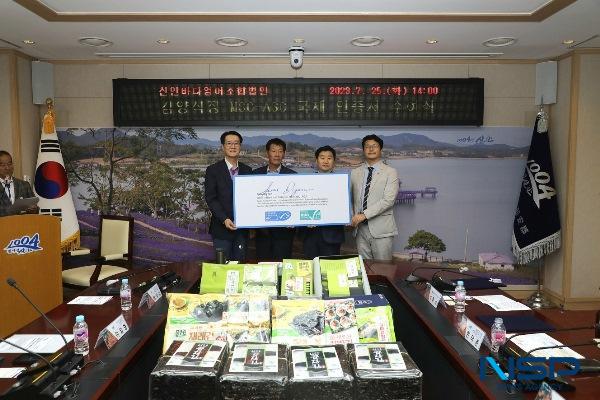 NSP통신-(왼쪽부터) 신안군수 박우량, 해양관리협회(MSC-KOREA 대표 서종석), , 인증기관(LQAR KOREA 대표 이일형), 신안바다영어조합법인(대표 배창남)이 인증서 수여 기념 촬영을 하고 있다. (사진 = 신안군)