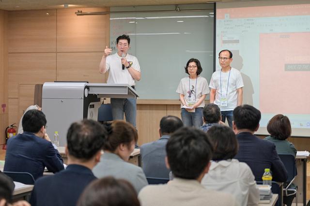 NSP통신-원강수 원주시장이 매니페스토 우수사례 경진대회에서 침체했던 우산동이 하이볼 축제로 인해 시민과의 소통 공간으로 복원되고 젊음이 숨 쉬는 거리로 변모하게 된 과정을 소개하고 있다. (사진 = 원주시)