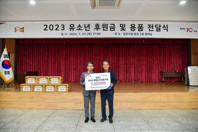 NSP통신-NH농협 김포시지부에서 김포시체육회에 1500만원을 기탁하는 모습. (사진 = 김포시)