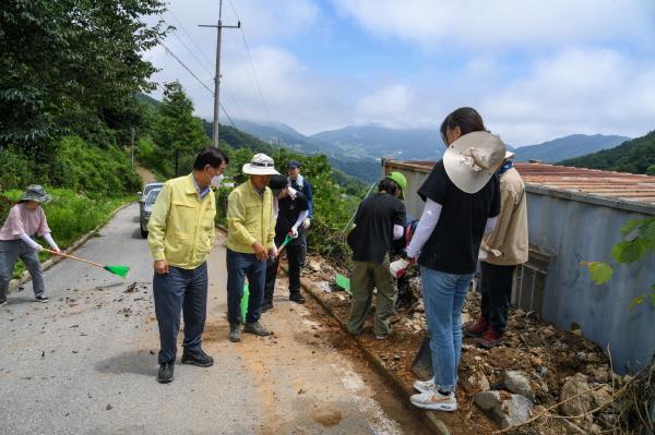 NSP통신-영주시 통합대응체제 구축하고 피해현황 전수조사, 시청 직원들 현장 찾아 복구활동에 구슬땀 (사진 = 영주시)