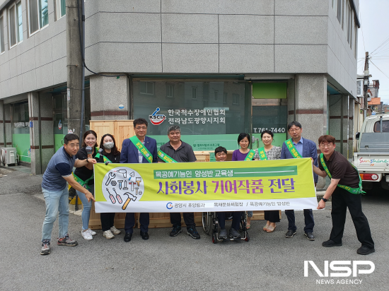 NSP통신-목공예기능인 양성 과정 교육생들 만든 기여작품 한국척수장애인협회 광양시지부 전달식