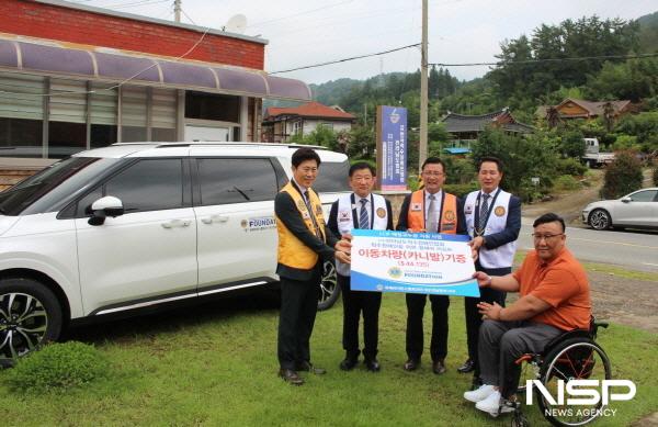 NSP통신-국제라이온스협회 전남동부지구 회원들이 척수장애인의 이동편의를 위한 차량을 전남척수장애인협회 전달했다. (사진 = 라이온스협회)
