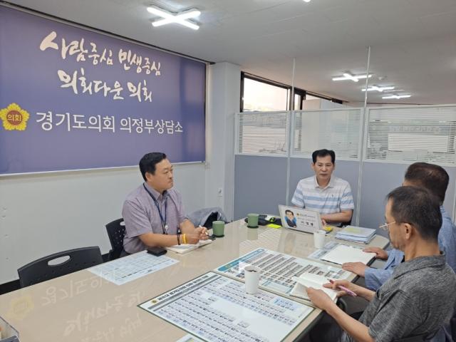 NSP통신-경기도의회 의정부상담소에서 이영봉 경기도의원이 한원식 한국연극협회 경기도지회장 등 관계자들과 2024년 대한민국연극제 용인시 개최 지원에 관한 검토 보고회를 진행하고 있다. (사진 = 경기도의회)