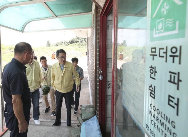 -30일 임종철 화성시 부시장오른쪽이 무더위 쉼터를 점검하는 모습 사진 화성시