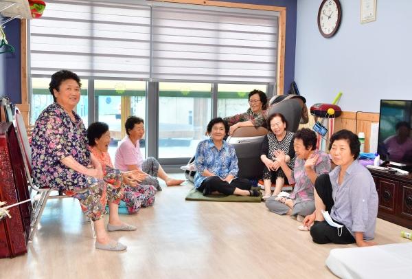 NSP통신-장성군 장성읍 경로당에서 더위를 식히고 있는 어르신들. (사진 = 장성군)