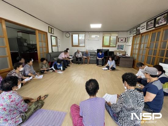 NSP통신-교통 접근성이 취약한 마을 주민들 100원 택시 설명 (사진 = 광양시청)