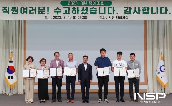 NSP통신-모범공무원과 시정발전 유공 직원 표창장 수여 기념 찰영 (사진 = 광양시청)