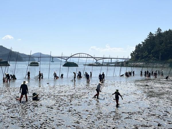 NSP통신-지난 2일 장흥군 대덕읍 신리 오성금 앞바다 갯벌에서 열린 올 해 첫 번째 개막이 체험행사. (사진 = 장흥군)