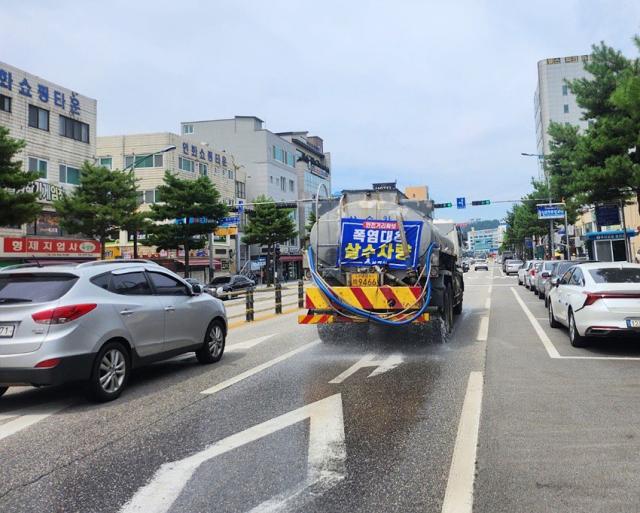 NSP통신-삼척시가 폭염을 대비해 도로 살수 작업을 실시하고 있는 모습. (사진 = 삼척시)