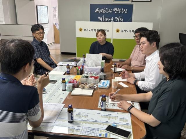 NSP통신-2일 경기도의회 용인상담소에서 전자영 도의원이 신나연·임현수·박병민 시의원과 함께 시청 대중교통과와 간담회를 갖고 기흥구 일대 교통편의 증진 방향에 대해 논의하고 있다. (사진 = 경기도의회)