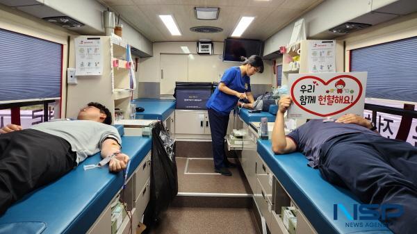 NSP통신-에코프로 직원들이 이동식 헌혈버스에서 헌혈을 하고 있다. (사진 = 에코프로)