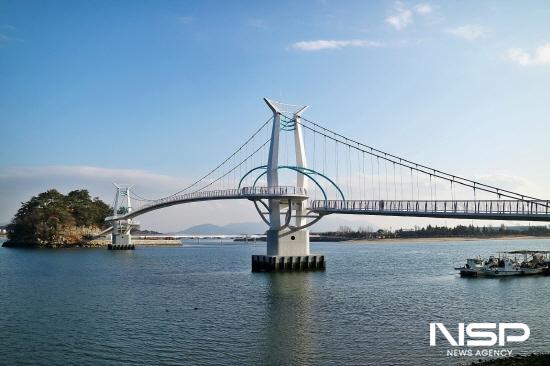 NSP통신-푸른 바다 위를 건너는 별헤는다리와 해맞이다리 배알도 (사진 = 광양시청)