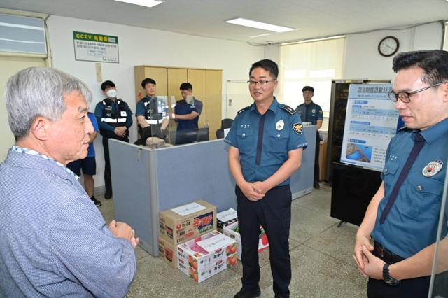 NSP통신-3일 김기영 강릉시의회 의장이 관내 경포 해수욕장 여름경찰서를 방문해 근무자들의 노고를 격려하고 있다. (사진 = 강릉시의회)