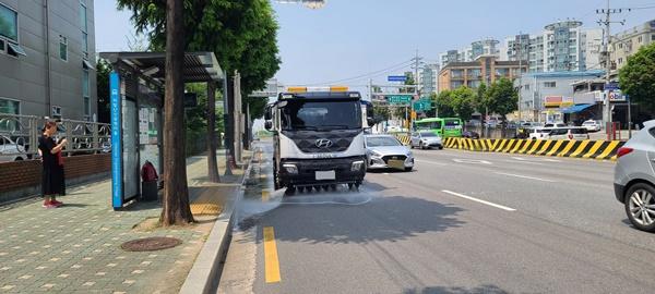 NSP통신-살수차가 도로 살수작업을 진행하고 있다 (사진 = 강서구)