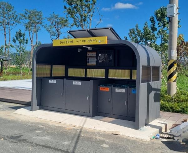 NSP통신-강진군 강진읍 남포마을회관에 설치된 재활용 동네마당. (사진 = 강진군)