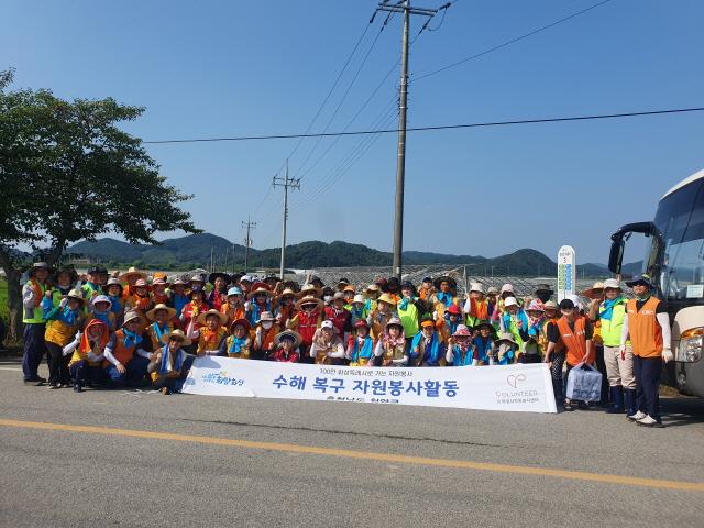 NSP통신-7일 수해복구 활동에 참여한 자원봉사자들이 사진촬영을 하고 있다. (사진 = 화성시)