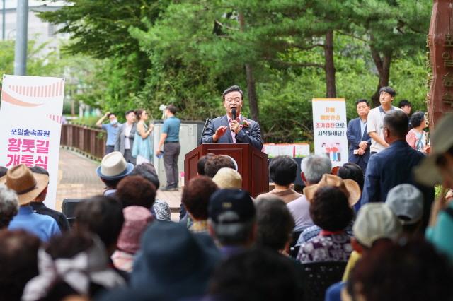 NSP통신-7일 포일숲속공원 입구에서 열린 황톳길 개통식에서 김성제 시장이 인사말을 하고 있다. (사진 = 의왕시)