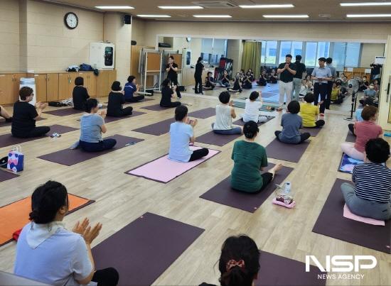 NSP통신-조동수 중마동장과 김진환 중마동주민자치위원장이 첫 수업에 방문해 수강생과 강사 응원 (사진 = 광양시청)