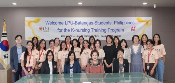 NSP통신-필리핀 LPU대학이 지난달 17일 대구보건대학교를 방문해 기념촬영을 하고 있다. (사진 = 대구보건대학교)