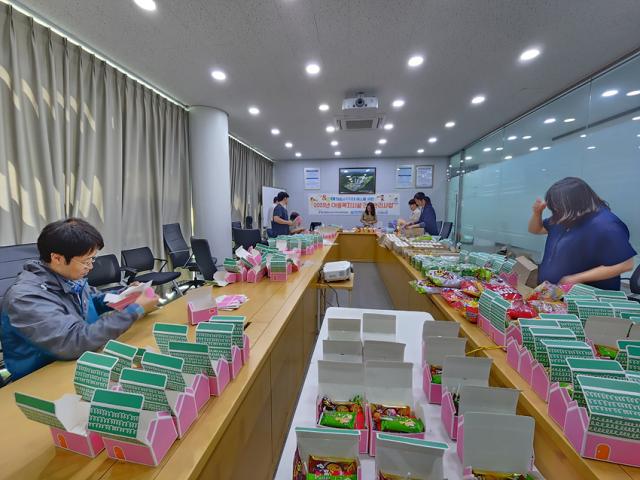 NSP통신-삼척블루파워가 삼척지역 아동들에게 전달할 간식꾸러미를 만들고 있는 모습. (사진 = 삼척블루파워)