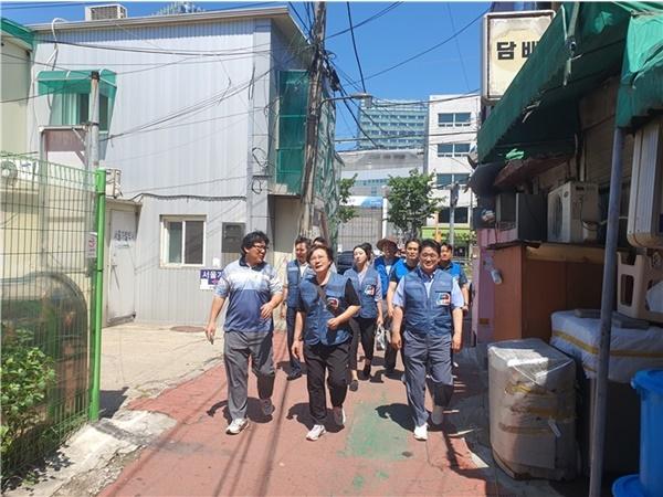 NSP통신-국민의힘 최고위원으로 민생119 위원장직을 수행 중인 조수진 국회의원(서울 양천갑 당협위원장)의 영등포 쪽방촌 방문 모습 (사진 = 조수진 의원실)