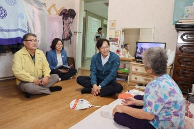 [NSP PHOTO]영암군, 광복절 앞두고 독립유공자 유족 위문