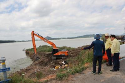 [NSP PHOTO]무안군, 장마에 흘러내린 영산강변 부유 쓰레기 수거