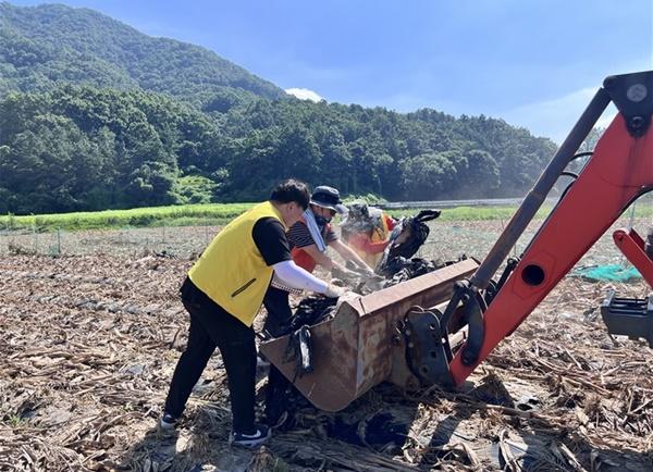 NSP통신-호우피해 괴산군에서 강서구 자원봉사자들이 농경지 복구를 지원 하는 모습 (사진 = 강서구)