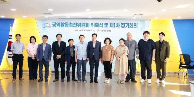 NSP통신-8일 오후 5시 안양시청 3층 상황실에서 공익활동촉진위원회 위촉식을 갖고 기념 촬영하는 모습. (사진 = 안양시)