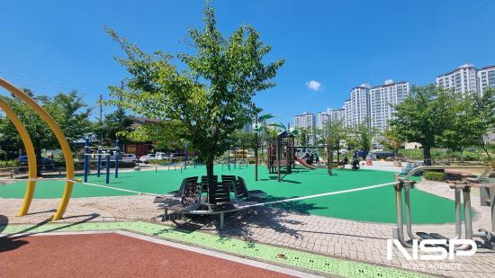 NSP통신-어린이공원 탄성포장 바닥공사 완료 (사진 = 광양시청)