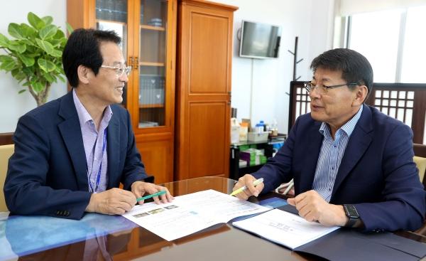 NSP통신-강진원 강진군수(사진 왼쪽)가 지난 8일 서삼석 예결위원장을 만나 지역 현안사업에 대해 설명하고 있다. (사진 = 강진군)