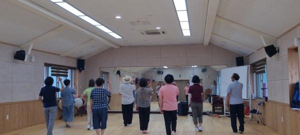 NSP통신-강진군 병영면 주민들이 가래치기 퍼포먼스 기본동작을 배우고 있다. (사진 = 강진군)