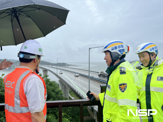 NSP통신-고속도로순찰대 제5지구대장과 한국도로공사 보성지사장이 남해고속도로 벌교대교 졸음쉼터 전망대에서 태풍 카눈 대비 현장점검 실시 (사진 = 전남경찰청)