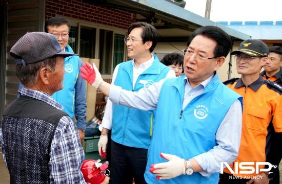 NSP통신-김영록 전라남도지사 영암 서호면 성재마을에서 열린 우리동네 복지기동대 현장활동에 참석해 복지기동대원 및 지원가구 격려 (사진 = 전라남도)