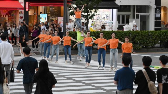 NSP통신-4일 수원시 팔달구 인계동에 위치한 횡단보도에서 2023 수원발레축제를 홍보하는 발레 in 횡단보도를 시민들이 구경하고 있다. (사진 = 수원시)