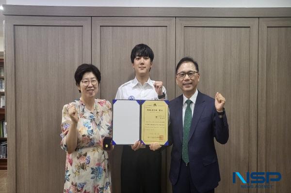 NSP통신-포항 선린대학교 응급구조과 3학년 곽영준 학생이 대구광역시 소방본부로부터 하트세이버(Heart Saver) 인증서를 수여받았다. (사진 = 포항 선린대학교)