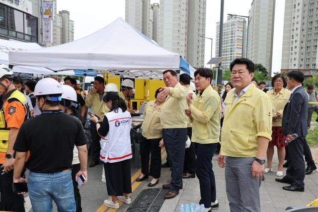 NSP통신-붕괴 사고가 발생한 옥산동 폴리플라자 신축건물 공사장을 찾은 안정열 안성시의장과 시의원들. (사진 = 안성시의회)