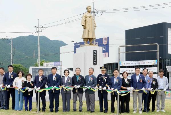 NSP통신-지난 9일 열린 강진군 동성교차로로 자리를 옮긴 영랑 김윤식 동상 이전 기념식. (사진 = 강진군)