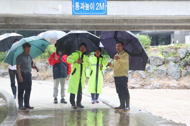 NSP통신-김성제 의왕시장이 관계자들과 태풍 카눈 대비 관내 취약지역 현장 점검을 하고 있다. (사진 = 의왕시)